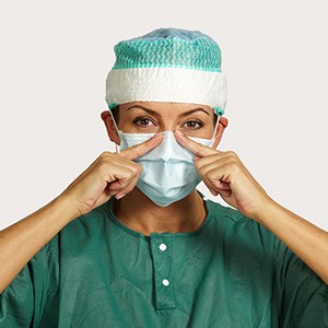 Étape 3 de l'application du masque médical avec boucles auriculaires