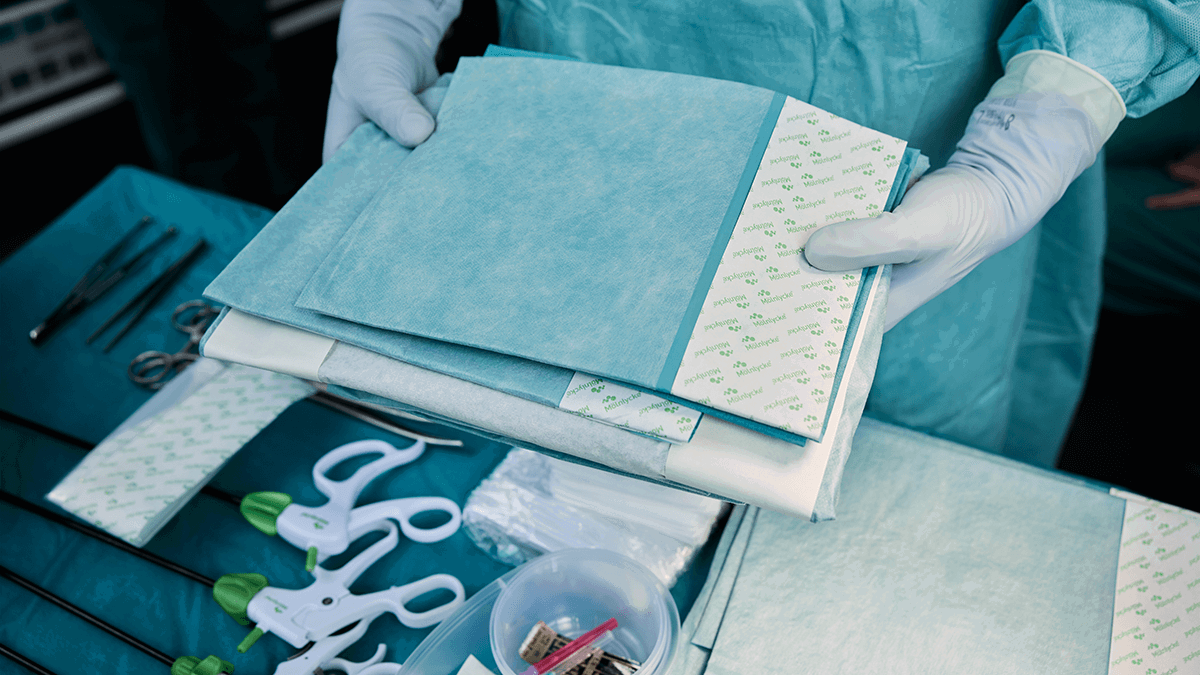 A photo of a person unpacking the contents of a Mölnlycke ProcedurePak.