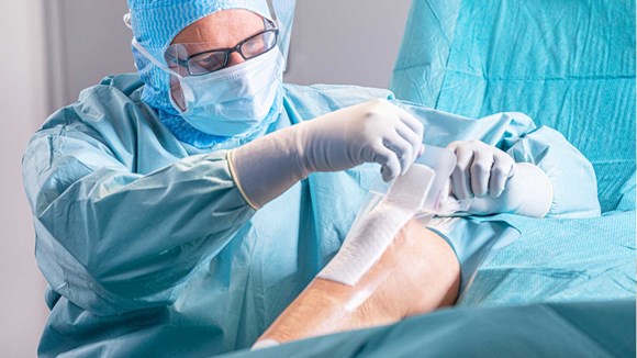 Un chirurgien applique un pansement après une intervention