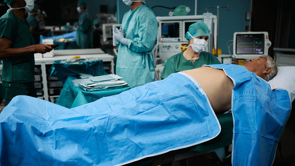 A photo of an operating room where a patient lies covered with the BARRIER EasyWarm blanket. 