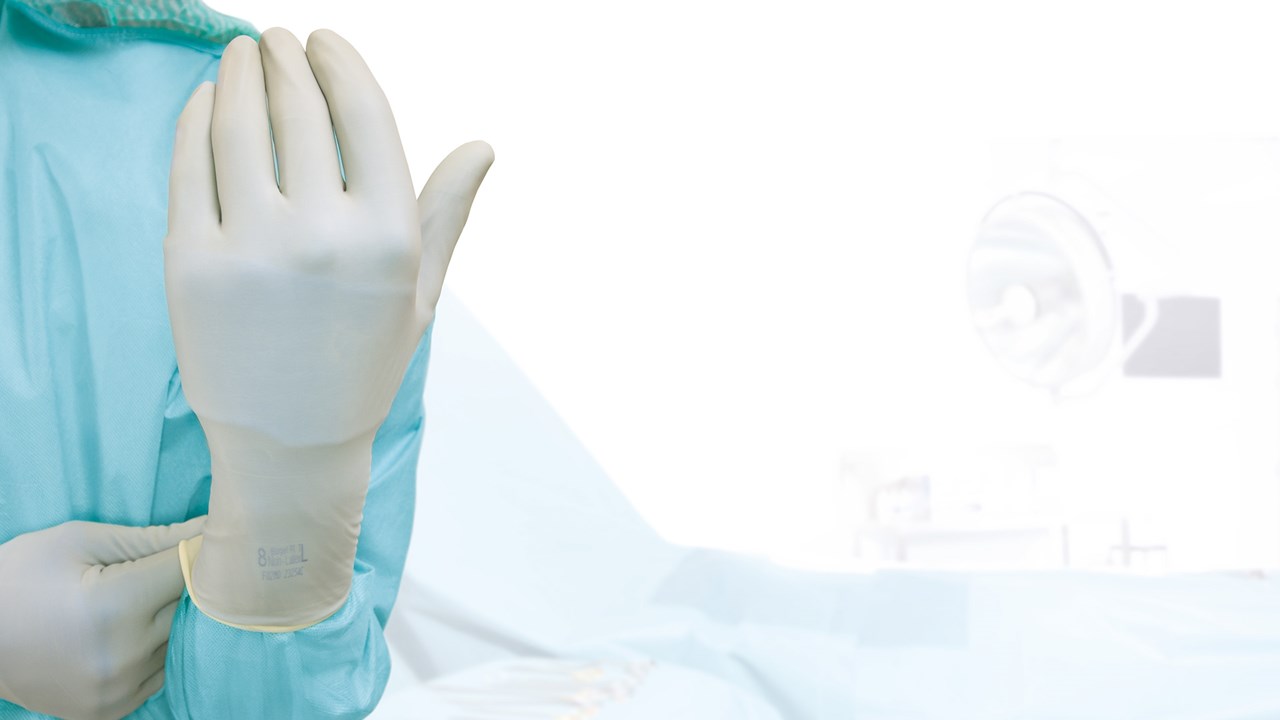 Professionnels de santé portant des gants synthétiques Biogel