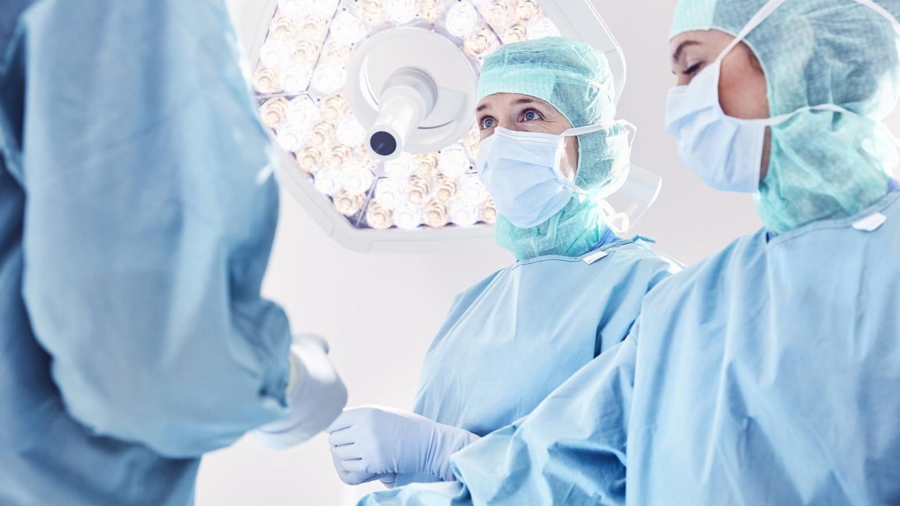 Clinici di sesso femminile in sala operatoria