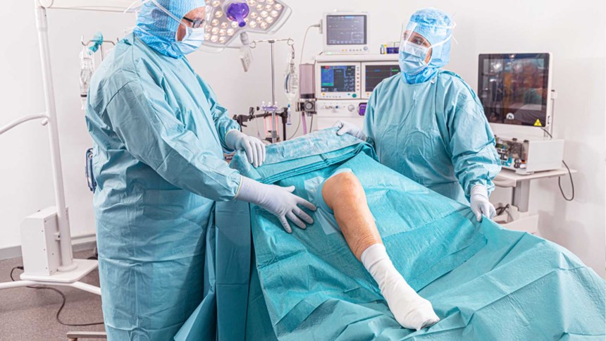 Orthopedic surgery with two surgeons