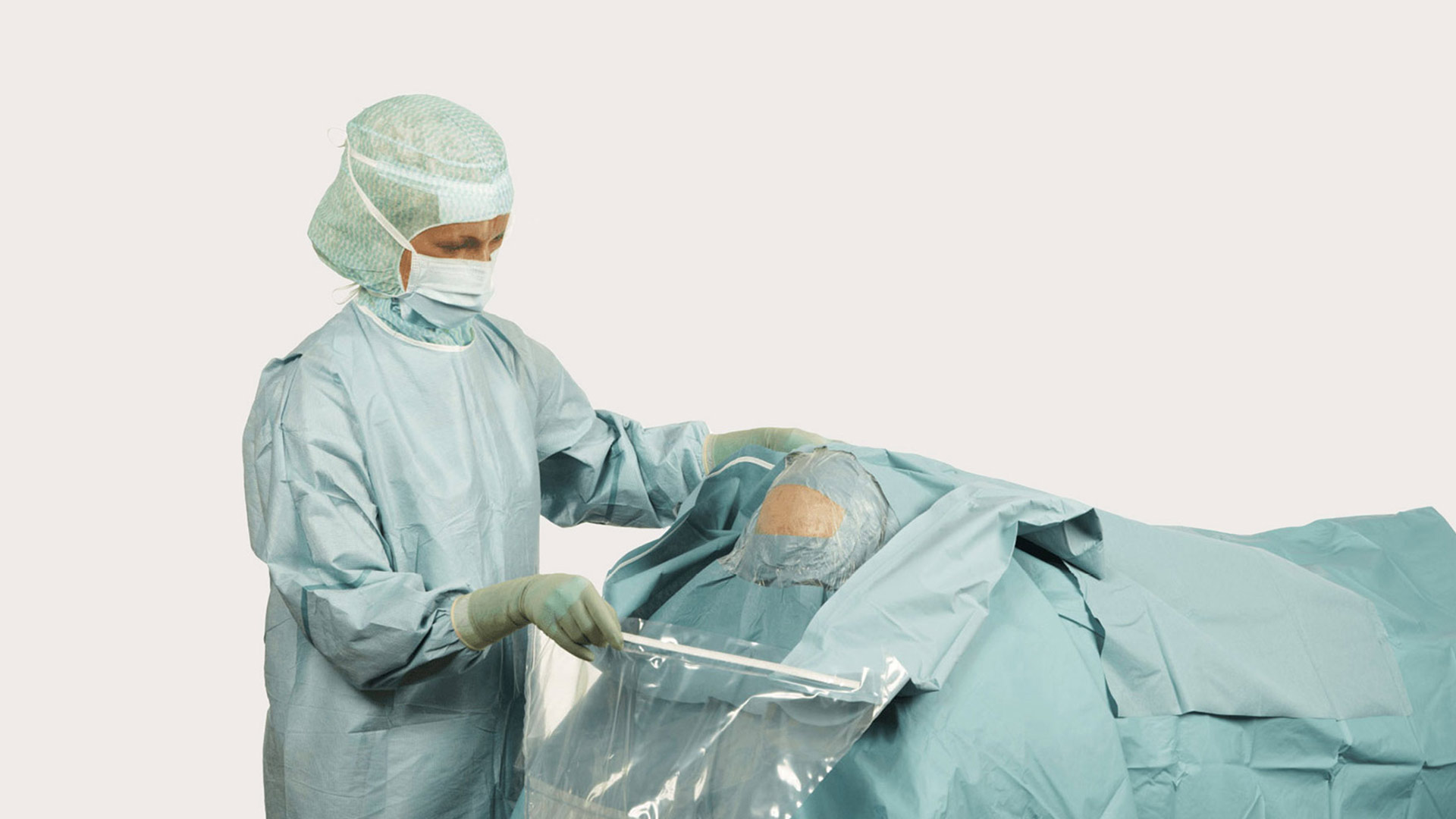 une femme chirurgien utilisant les champs de neurochirurgie BARRIER