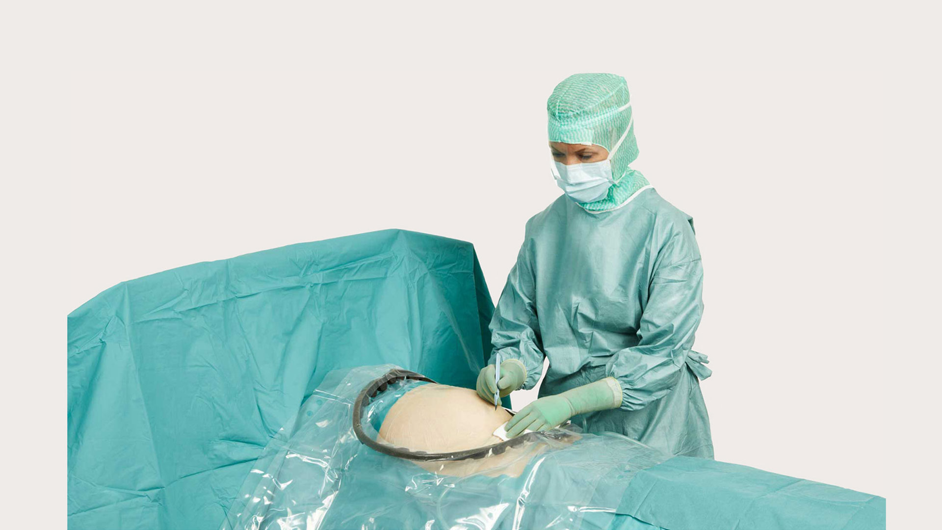une femme chirurgien utilisant les champs d'obstétrique BARRIER®