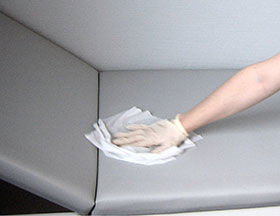 Abb.9: Wischdesinfektion der Patientenliege